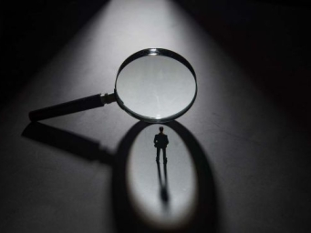 台上脸不红心不跳，台下前呼后拥